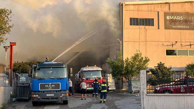 πυροσβεστικη σβηνει φωτια σε εργοστασια στις αχαρνες