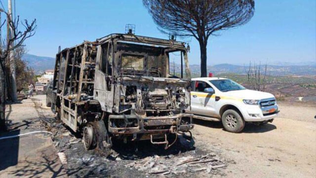 καμμενο πυροσβεστικο από τη φωτια