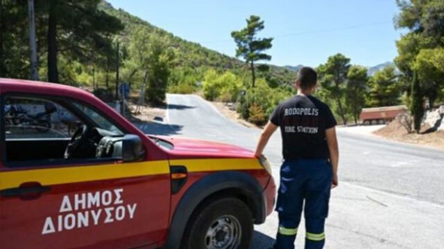 εθελοντης πυροσβεστης διπλα σε οχημα του δημου διονυσου