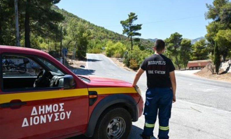 εθελοντης πυροσβεστης διπλα σε οχημα του δημου διονυσου