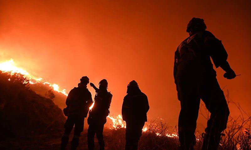 εθελοντές δασοπυροσβέστες επιχειρούν σε πυρκαγιά