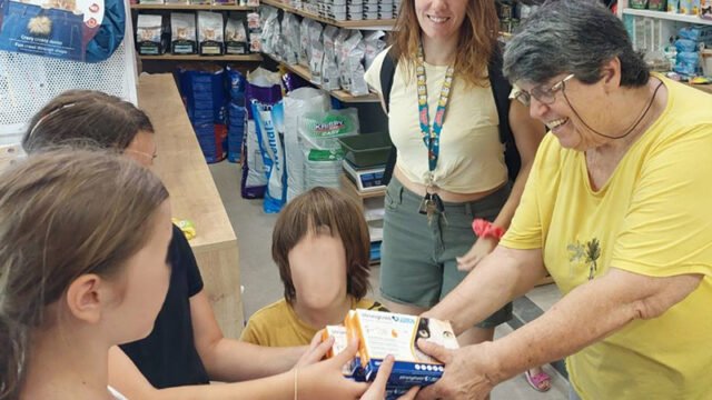 μαθητριες δωριζουν στη φιλοζωικη χαλανδριου