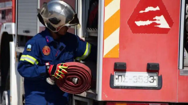 πυροσβεστης ξετυλίγει μάνικα σε όχημα