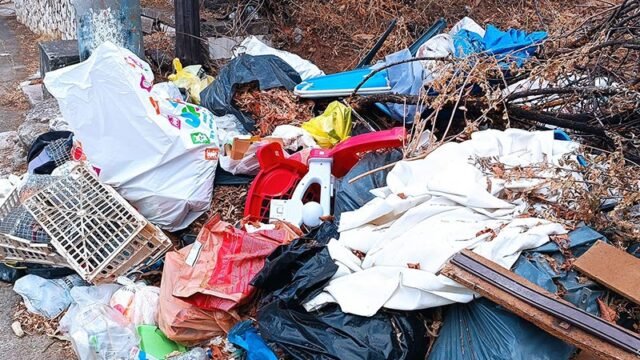 σκουπίδια και κηπαία στον δρόμο