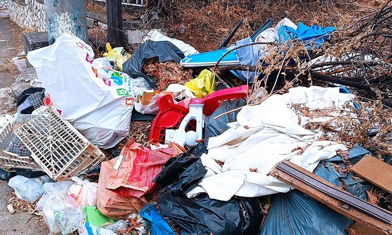 σκουπίδια και κηπαία στον δρόμο