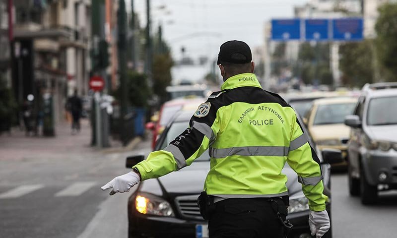 αστυνομικός της τροχαίας σταματάει αυτοκίνητο