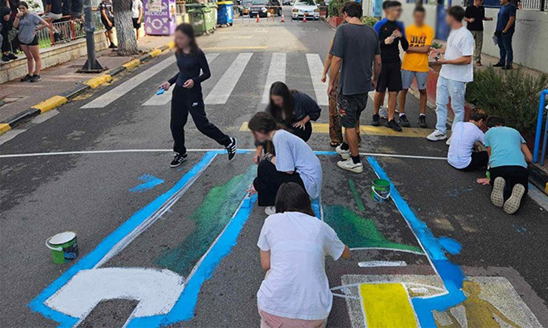 μαθητές ζωγραφίζουν δρομο στο νέο ηράκλειο