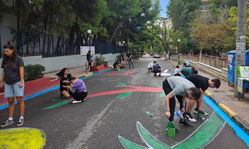 μαθητές ζωγραφίζουν δρομο στο νέο ηράκλειο