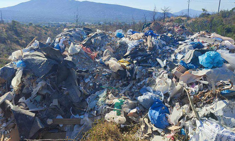 χωματερή με μπάζα στο Κρυονέρι