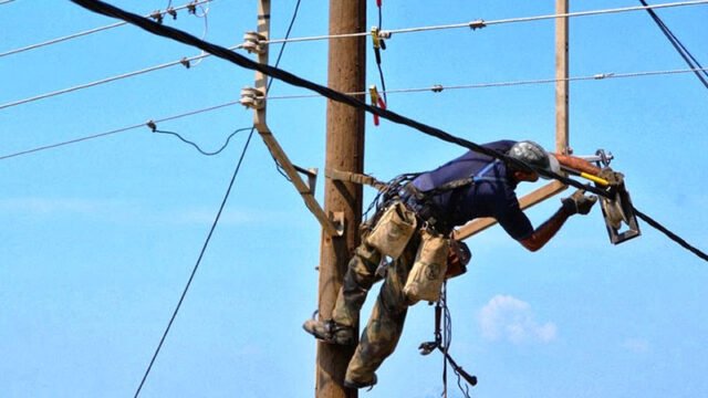 τεχνικος ΔΕΔΔΗΕ πραγματοποιει εργασίες στα καλωδια της ΔΕΗ