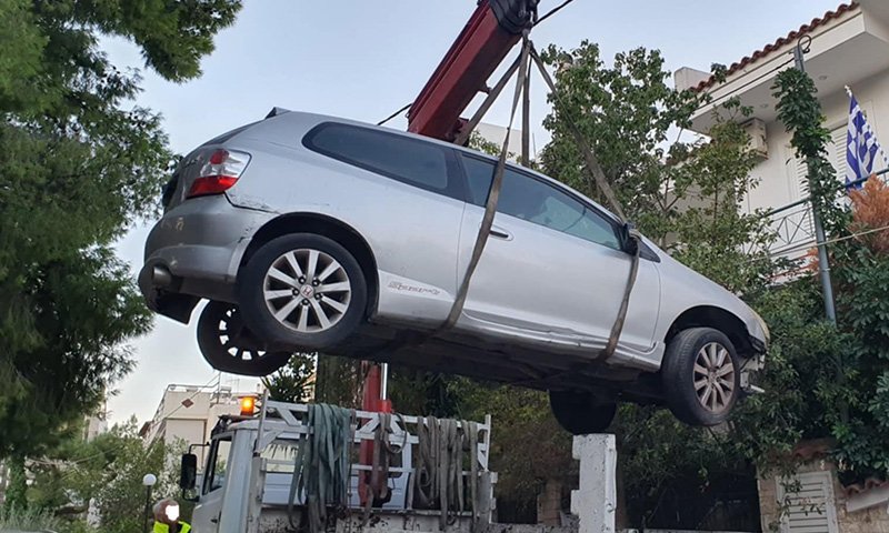 γερανός σηκωνει εγκαταλειμμενο οχημα