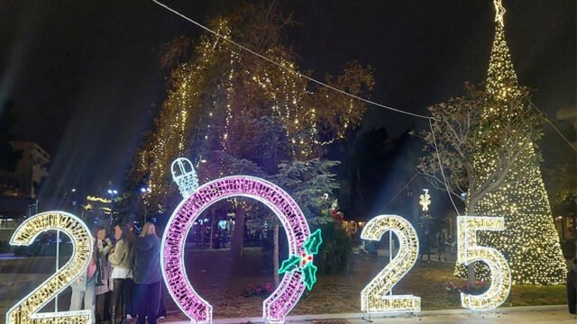 φωταγώγηση χριστουγεννιάτικου δέντρου στα Βριλήσσια 2024-2025