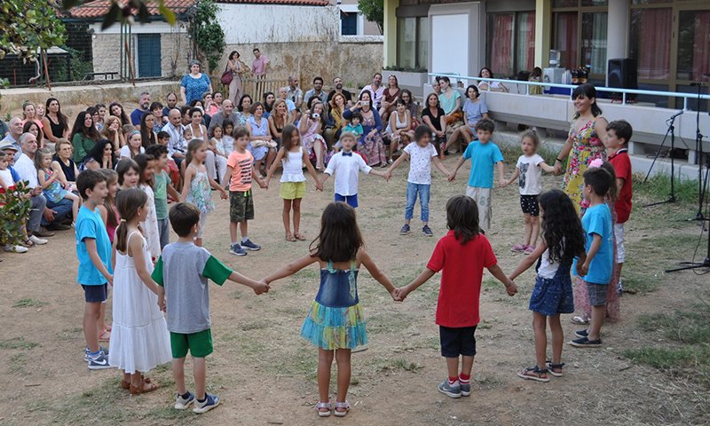 παιδιά σε ομαδική γιορτή στο σχολείο τριανέμι