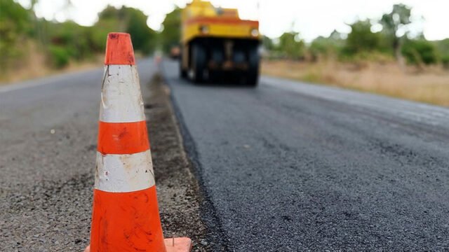 έργα ασφαλτόστρωση με μηχάνημα σε επαρχιακό δρομο