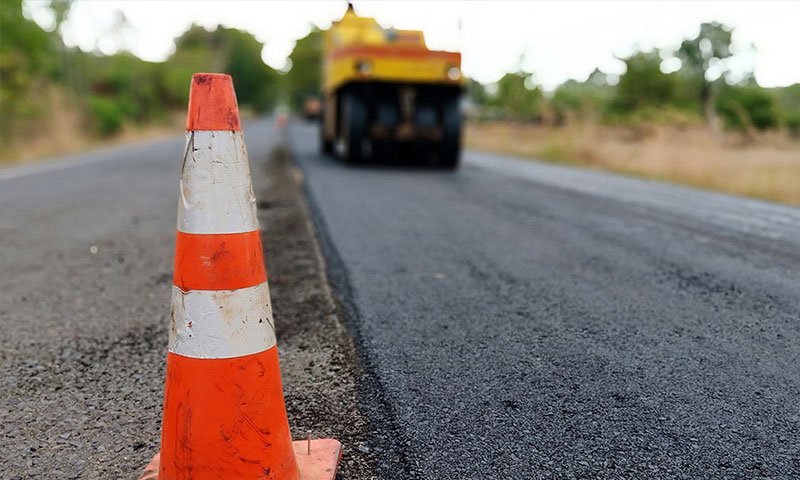 έργα ασφαλτόστρωση με μηχάνημα σε επαρχιακό δρομο