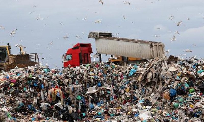 φορτηγο ξεφορτωνει σκουπιδια στον ΧΥΤΑ ΦΥλης