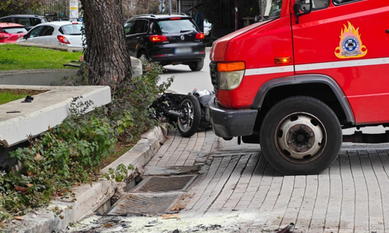 μηχανή πεσμένη στο οδόστρωμα μετά από τροχαίο και οχημα της πυροσβεστικής δίπλα