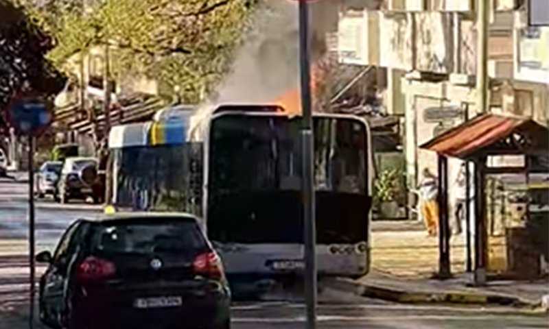 φωτια σε λεωφορειο στην πεντελη