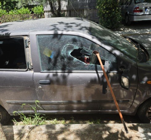 υλικες ζημιες σε αυτοκινητο στη νεα ερυθραια