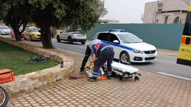 διασωστες σινουν τις πρωτες βοηθειες σε ποδηλατη στη βαρυμπομπη